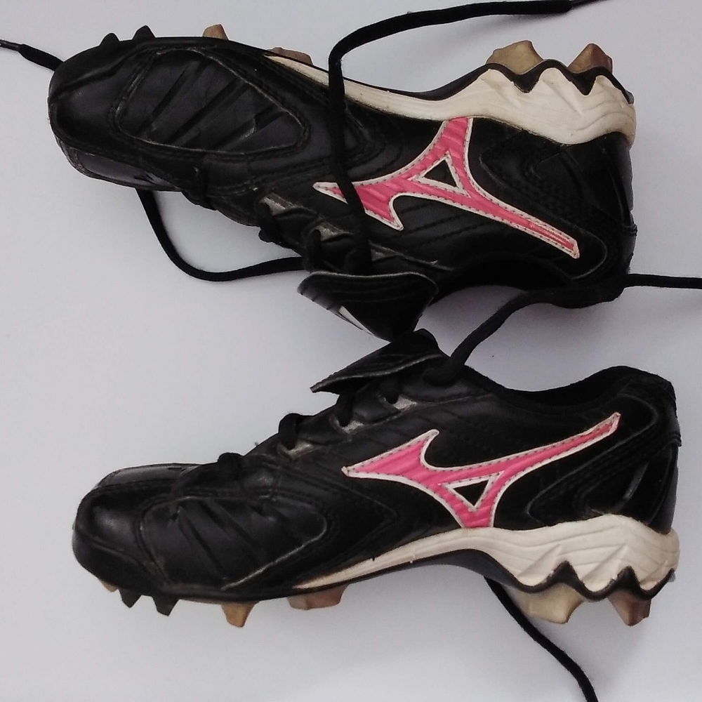 Mizuno Black & Red Sports Cleats Kids 2.5
